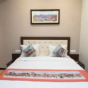 Oyo 11523 Crown Club Hotel